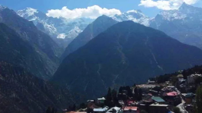 हिमाचल प्रदेश के पहाड़ी इलाकों में बर्फबारी हुई है जबकि मैदानी इलाकों में बारिश हो रही है। (फाइल फोटो)।