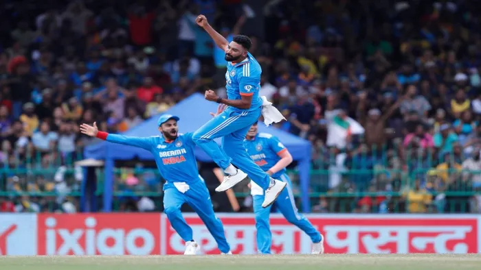 सिराज ने एक ओवर में श्रीलंकाई बल्लेबाजों के एक ओवर में 4 विकेट चटकाए हैं। फोटो- एक्स से साभार
