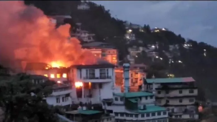 Mussoorie Hotel Fire: मसूरी कैमल बैक रोड स्थित एक होटल में लगी आग