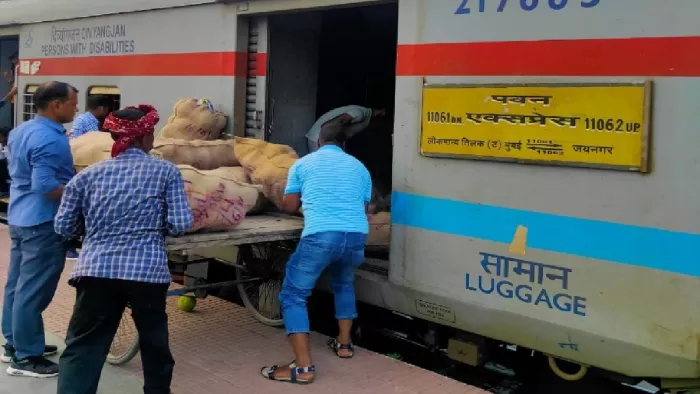 मुजफ्फरपुर जंक्शन पर पवन एक्सप्रेस में मुंबई के लिए गागल नींबू लोड करते