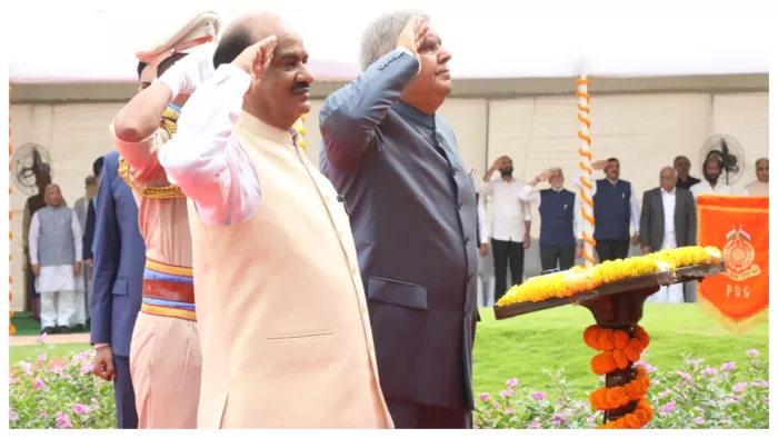 उपराष्ट्रपति जगदीप धनखड़ ने नई संसद के गज द्वार पर फहराया राष्ट्रीय ध्वज