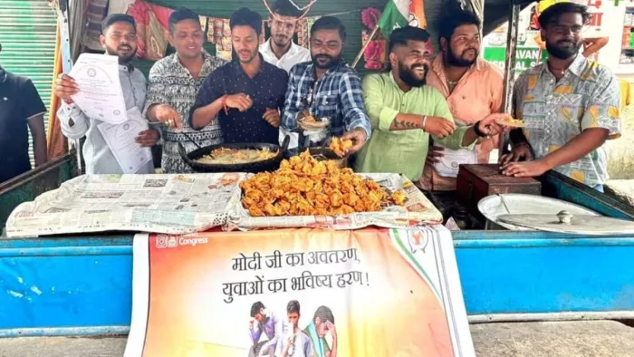: युवा कांग्रेस ने जूते पोलिश व पकौड़े तलकर मनाया PM Modi का जन्मदिन