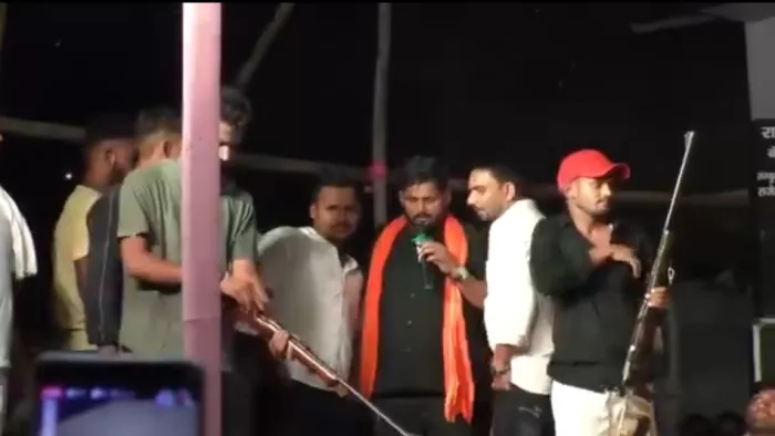 भोजपुर में सांस्कृतिक कार्यक्रम में हर्ष फायरिंग (वायरल वीडियो का स्क्रीनग्रैब)