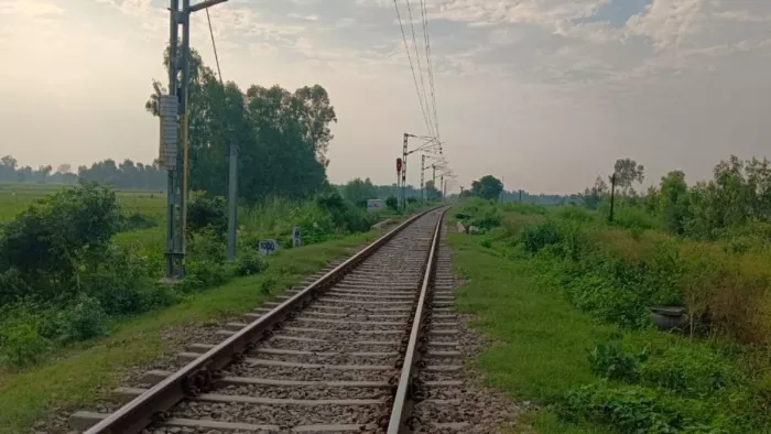 दिल्ली-लखनऊ रेल मार्ग पर दबतोरा के पास हादसा