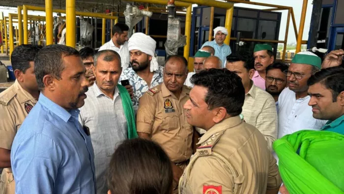 Hapur News: ब्रजघाट टोल प्लाजा पर टोल मांगने पर भाकियू टिकैत के कार्यकर्ताओं का गुस्सा भड़क गया। जागरण फोटो