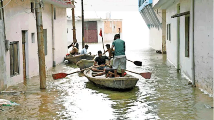 प्रयागराज के छोटा बघाड़ा में जलमग्न होने के बाद फंसे लोगों को नाव से सुरक्षित निकाला l जागरण