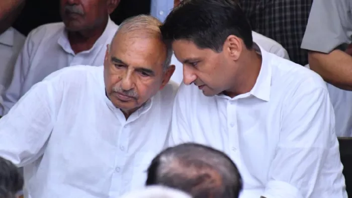 प्रोफेसर संपत सिंह और दीपेंद्र हुड्डा आपस में बात करते हुए।