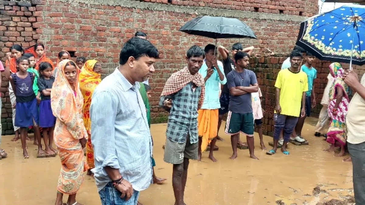 Dhanbad News: टुंडी में बारिश से एक दर्जन घर ध्वस्त, चार घायल; 150 गांव अंधेरे में डूबे