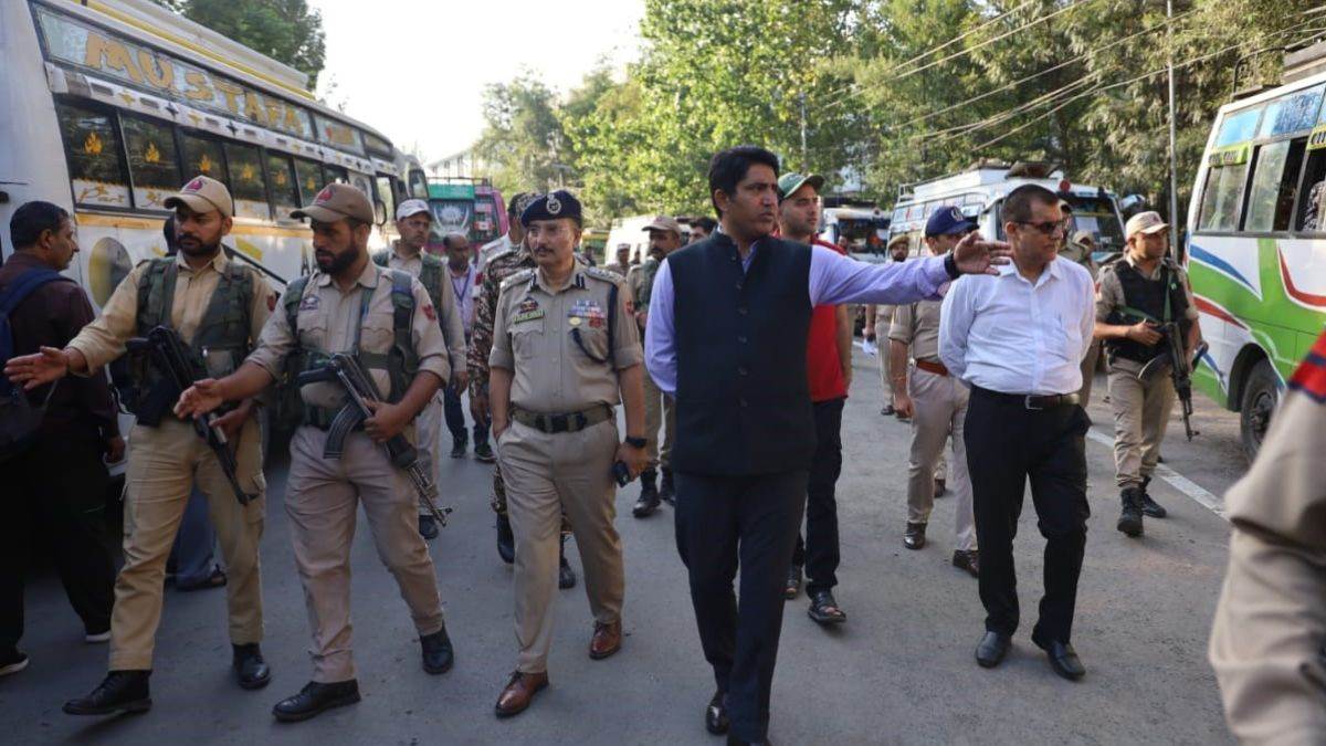 Jammu Kashmir Elections: पहले चरण का मतदान कल, वोटिंग कराने के लिए पोलिंग  पार्टियां रवाना - Jammu and Kashmir Elections First Phase Voting on  September 18 Polling Parties Dispatched