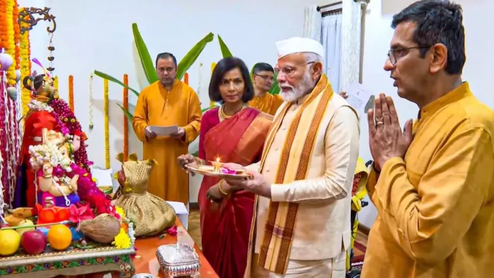 PM visit CJI home कांग्रेस पर बरसे पीएम मोदी।