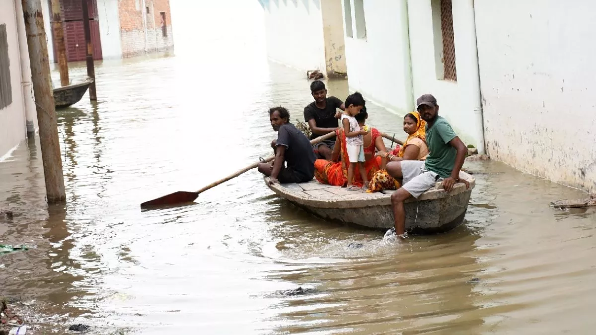प्रयागराज में बाढ़ के पानी ने मचाई तबाही, गावों को आपस में जोड़ने वाले कई रास्ते बंद; नाव बनी सहारा