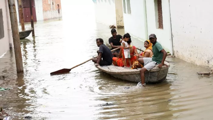 बाढ़ के पानी से चौतरफा घिरा कटका डेरा बस्ती, सैकड़ो बीघा फसल जलमग्न
