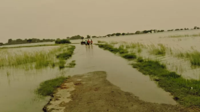 देवरिया में सरयू के उफान पर होने से बाढ़ का कहर
