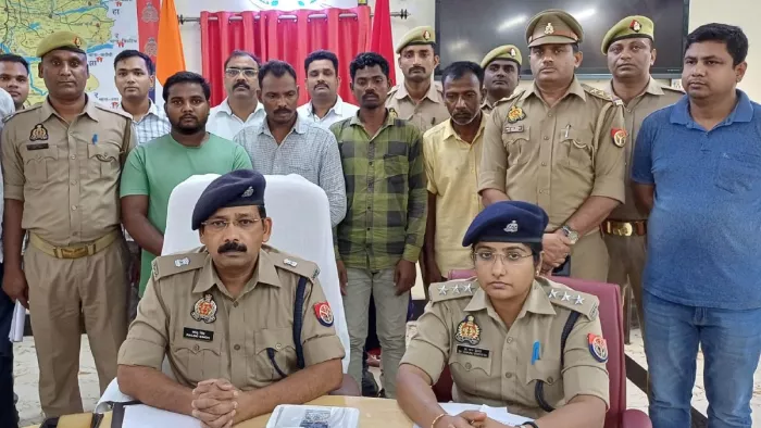 सोनभद्र। पुलिस लाइन में गिरफ्तार हत्या के आराेपितों के बारे में जानकारी देते एएसपी (मुख्यालय) कालू सिंह। जागरण