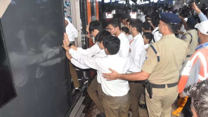 आगरा से 130 की रफ्तार में सेंट्रल पहुंची सेमी हाईस्पीड ट्रेन वंदे भारत