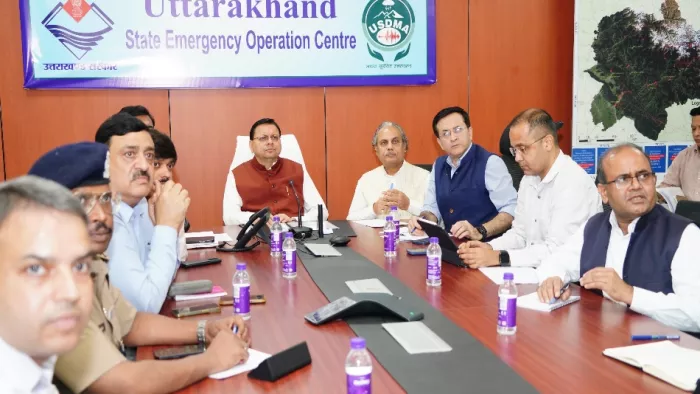 मुख्यमंत्री पुष्कर सिंह धामी ने राज्य आपातकालीन परिचालन केंद्र में आपदा प्रभावित क्षेत्रों में राहत-बचाव कार्यों की समीक्षा की।-सूवि