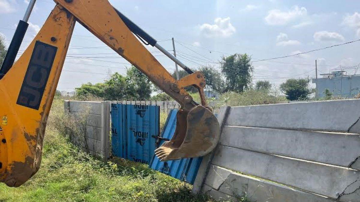 https://www.jagranimages.com/images/newimg/17092025/17_09_2025-bulldozer_action_24050240.jpg