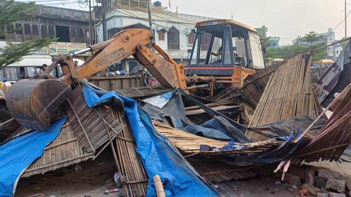 https://www.jagranimages.com/images/newimg/17092025/17_09_2025-bulldozer_action_82_24049860.jpg