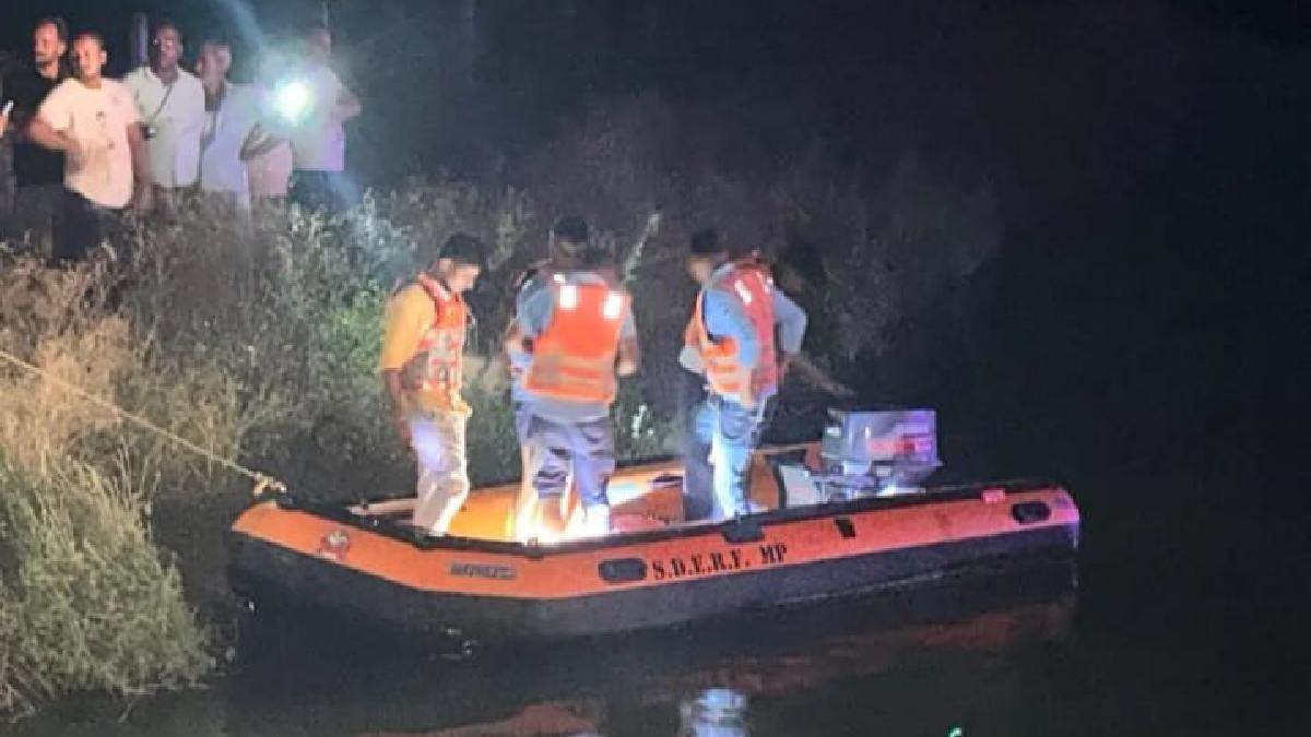 https://www.jagranimages.com/images/newimg/17092025/17_09_2025-canal_rescue_operation_24049940.jpg