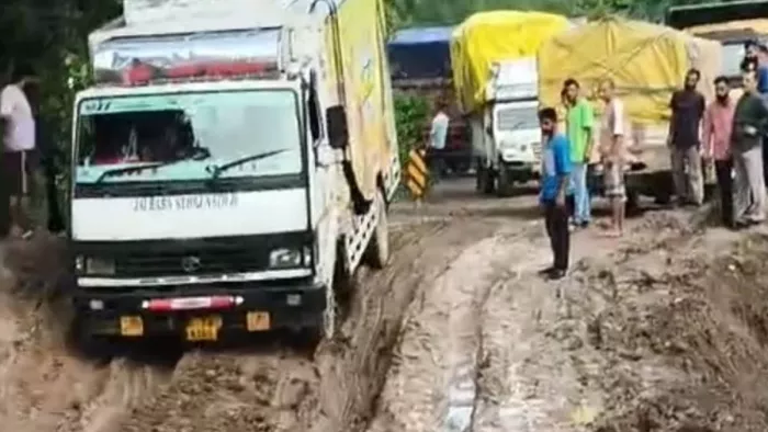 दुनेरा में क्षतिग्रस्त हुए एनएच पर फंसा ट्रक। जागरण