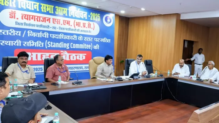 जिला निर्वाचन पदाधिकारी स्टैंडिंग कमेटी की बैठक में विधानसभा चुनाव के बारे में जानकारी देते हुए।
