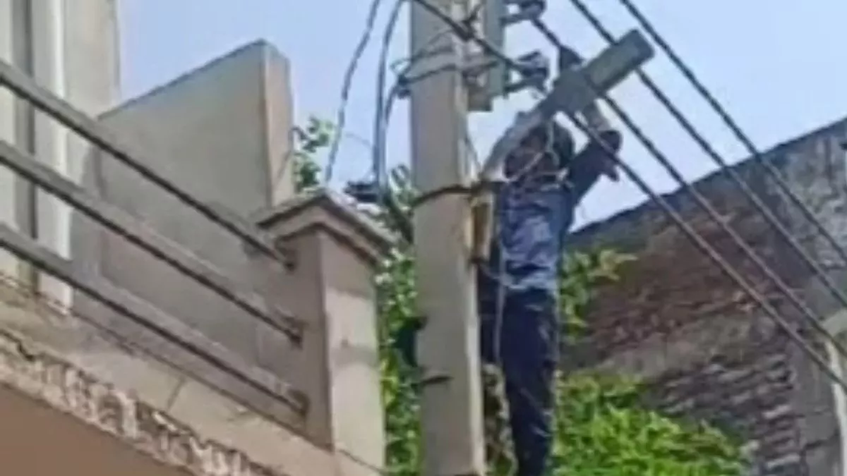 चोरी से चला रहे थे डेढ़ टन की एसी और कूलर... डोर-टू-डोर कनेक्शन चेकिंग में पकड़ी नई बस्ती के घरों में बिजली चोरी