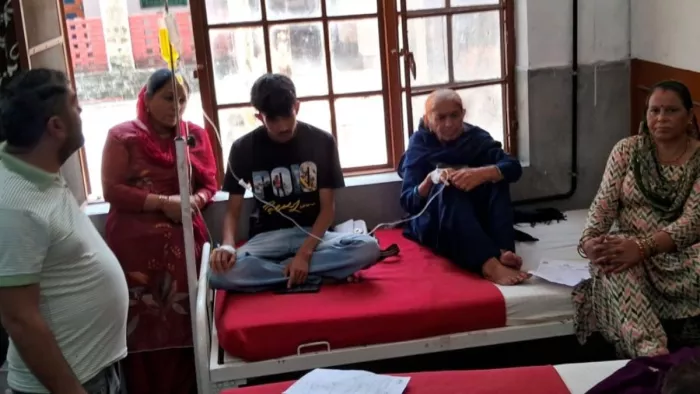 जोगेंद्रनगर में वायरल फीवर का कहर, आपातकालीन वार्ड में एक बिस्तर में दो मरीज