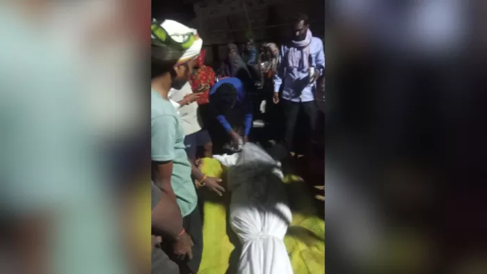 गांव पहुंचा 25 लाख के इनामी नक्सली का शव। फोटो जागरण