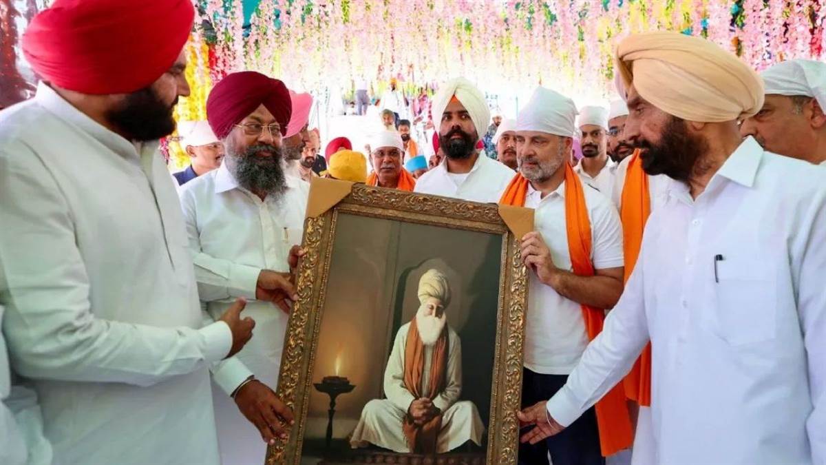 https://www.jagranimages.com/images/newimg/17092025/17_09_2025-rahul_gandhi_siropa_24050245.jpg