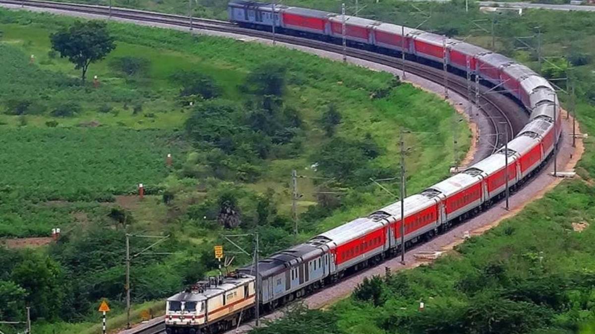 https://www.jagranimages.com/images/newimg/17092025/17_09_2025-rajdhani_express_24050494.jpg