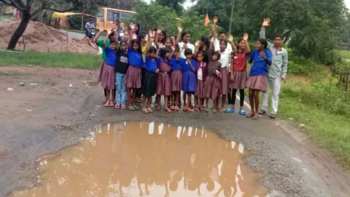 ओरमांझी में प्रधानमंत्री ग्राम सड़क निर्माण अधूरा छोड़ा। फोटो जागरण