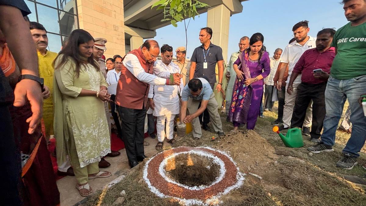 https://www.jagranimages.com/images/newimg/17092025/17_09_2025-saxena_24049667.jpg