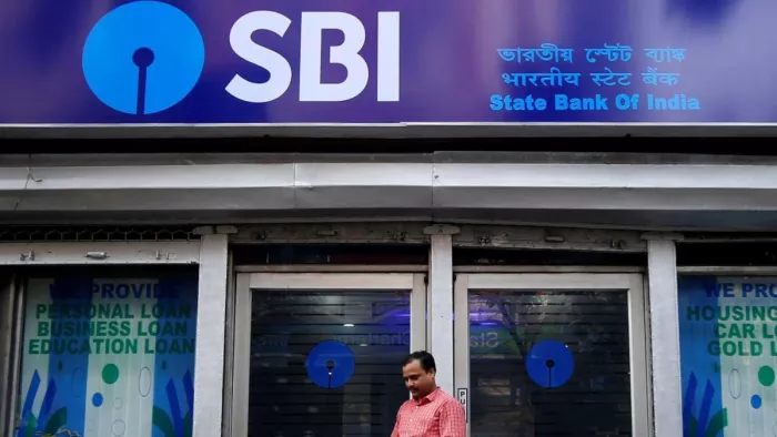 स्टेट बैंक ऑफ इंडिया के शेयर 3 फीसदी तक चढ़ गए।