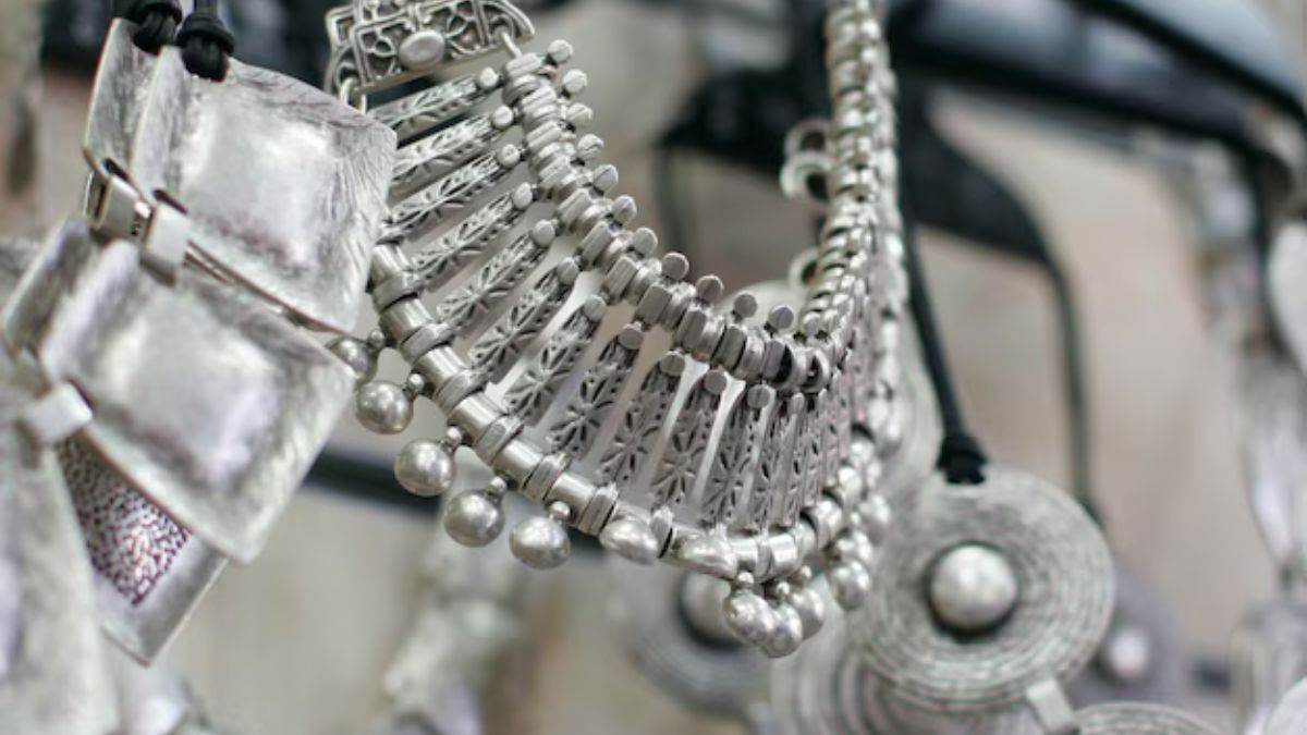 https://www.jagranimages.com/images/newimg/17092025/17_09_2025-silver_cleaning_tips_24048599.jpg