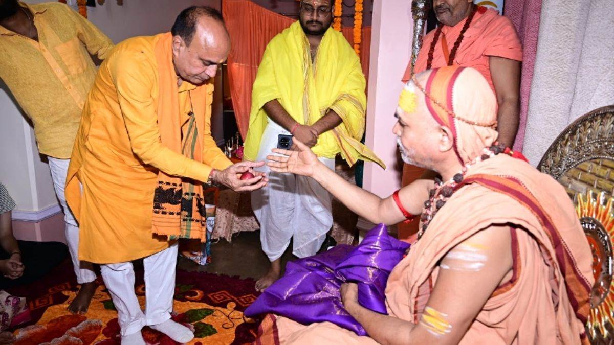https://www.jagranimages.com/images/newimg/17092025/17_09_2025-swami_24049821.jpg
