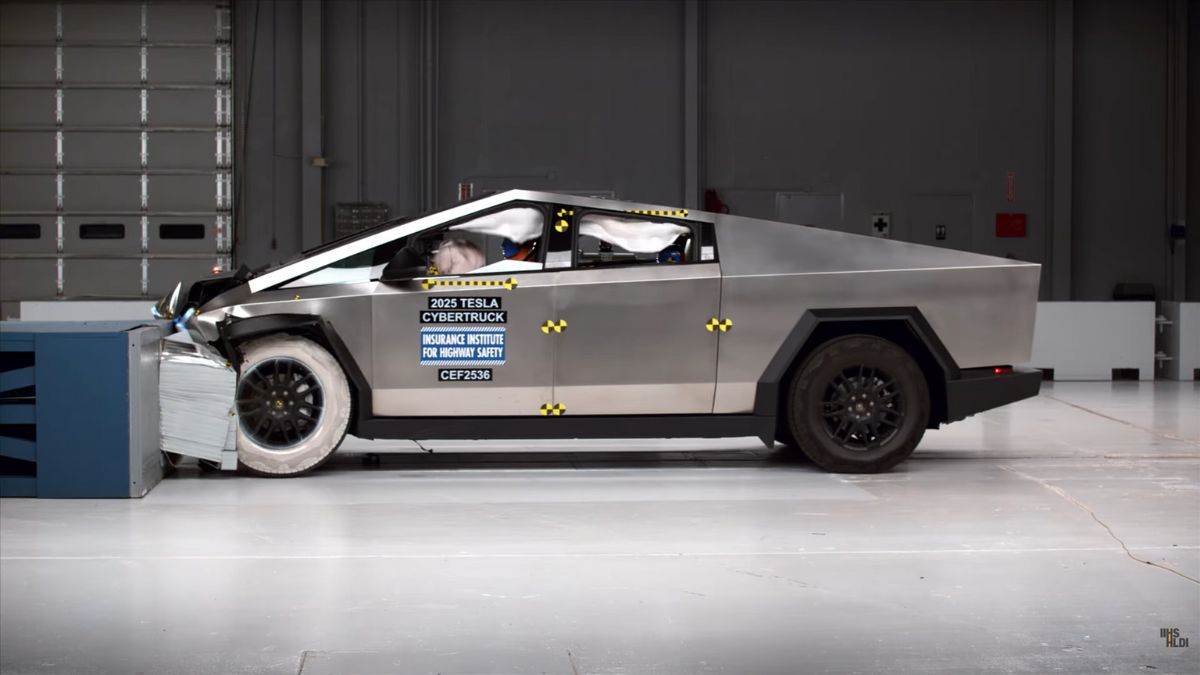 https://www.jagranimages.com/images/newimg/17092025/17_09_2025-tesla_cybertruck_crash_test_24050611.jpg