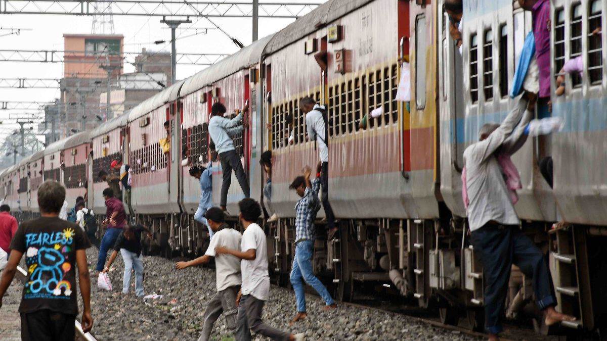 https://www.jagranimages.com/images/newimg/17092025/17_09_2025-train_24049874.jpg