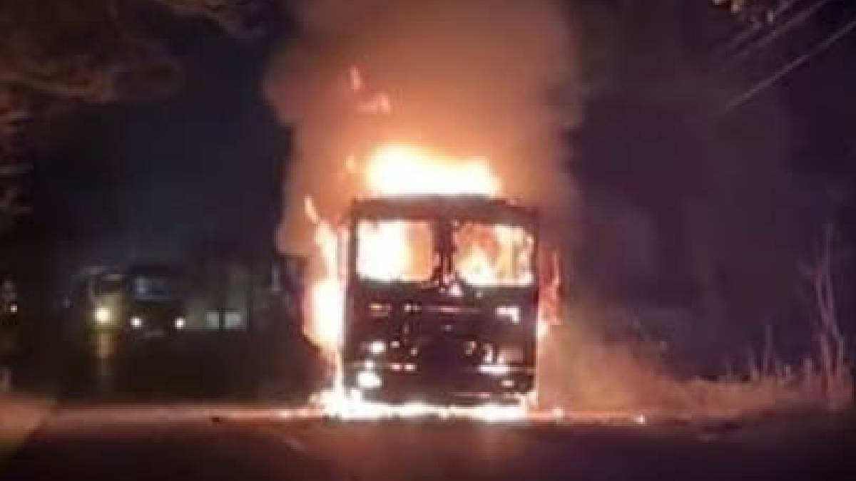 https://www.jagranimages.com/images/newimg/17092025/17_09_2025-truck_fire_news_24050252.jpg