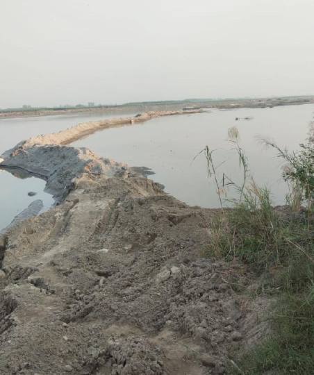 खनन एजेंसी ने मोड़ा यमुना नदी का बहाव, सिचाई विभाग बेखबर