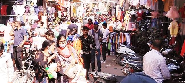 करवाचौथ और दीपावली को लेकर बाजारों में शुरू हुई खरीदारी
