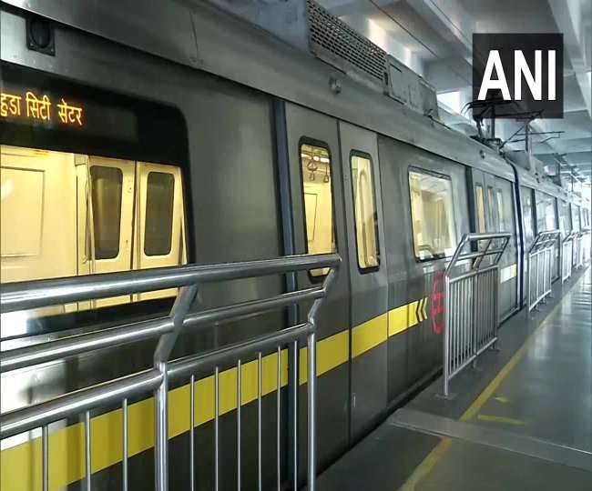 येलो लाइन मेट्रो पर यात्रियों के लिए मुफ्त हाई-स्पीड वाईफाई इस्तेमाल कर सकते हैं।