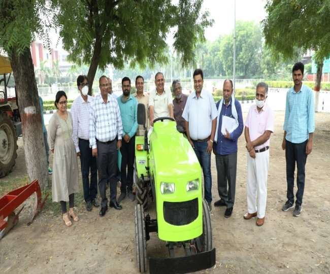 एचएयू विश्वविद्यालय के कृषि इंजीनियरिंग और प्रौद्योगिकी कॉलेज ने ई-ट्रैक्टर को तैयार किया है।