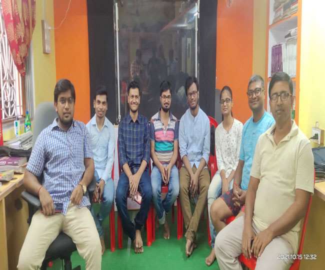 https://www.jagranimages.com/images/newimg/17102021/17_10_2021-jee-advance-successful-stud_22121403.jpg