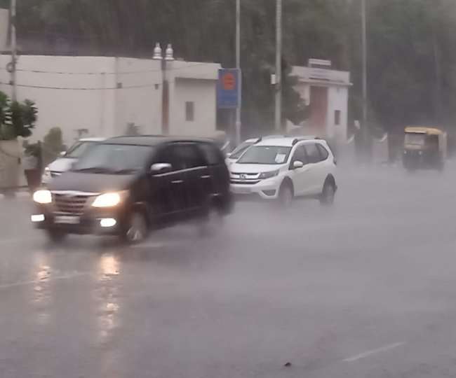 राजधानी मे हो रही झमाझम बारिश। फोटो- संजय