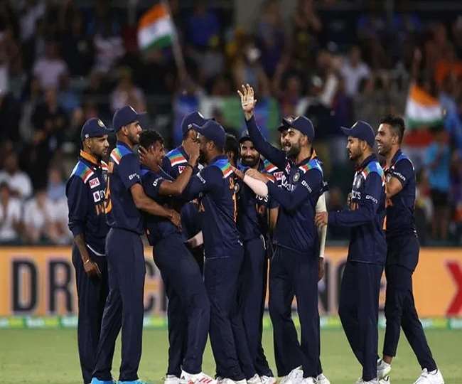कप्तान कोहली से साथ टीम इंडिया (एपी फोटो)