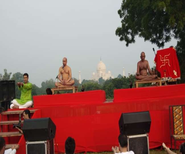 ताज खेमा पर रविवार सुबह योग सिखाते जैन मुनि।