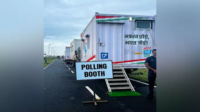 भारत जोड़ो यात्रा में मतदान केंद्र का दृश्य (फोटो/ट्विटर@जयराम_रमेश)