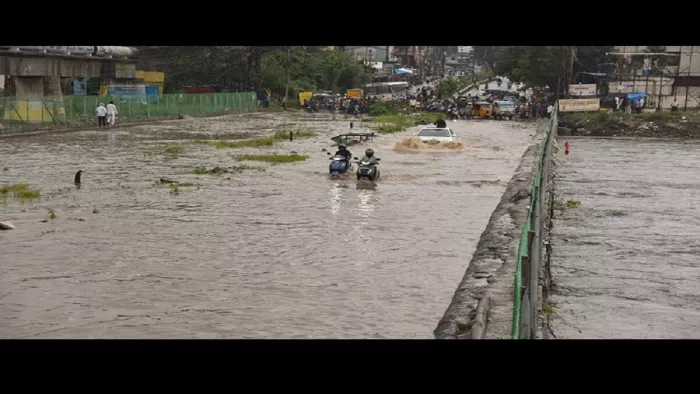 Andhra Pradesh के तटीय इलाकों में बारिश का कहर, विजयवाड़ा में पहली बाढ़ की चेतावनी