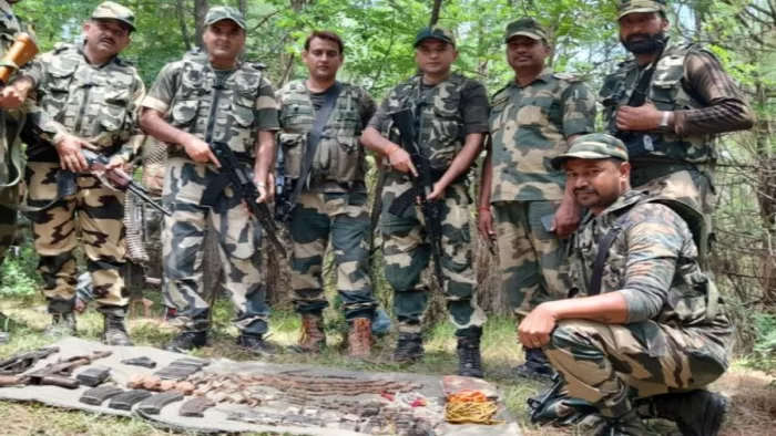 सेना की राष्ट्रीय राइफल के दस्ते के साथ क्षेत्र में तलाशी अभियान चलाया और आतंकियों के ठिकाने को ढूंढ निकाला।