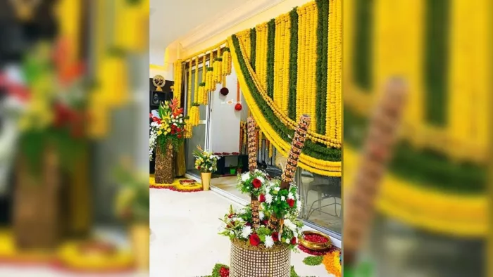 Deepawali: इस दीपावली फूलों से सजाएं अपना आशियाना।
